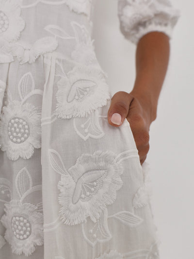 Sienna™ | Elegante Broderte Kjole
